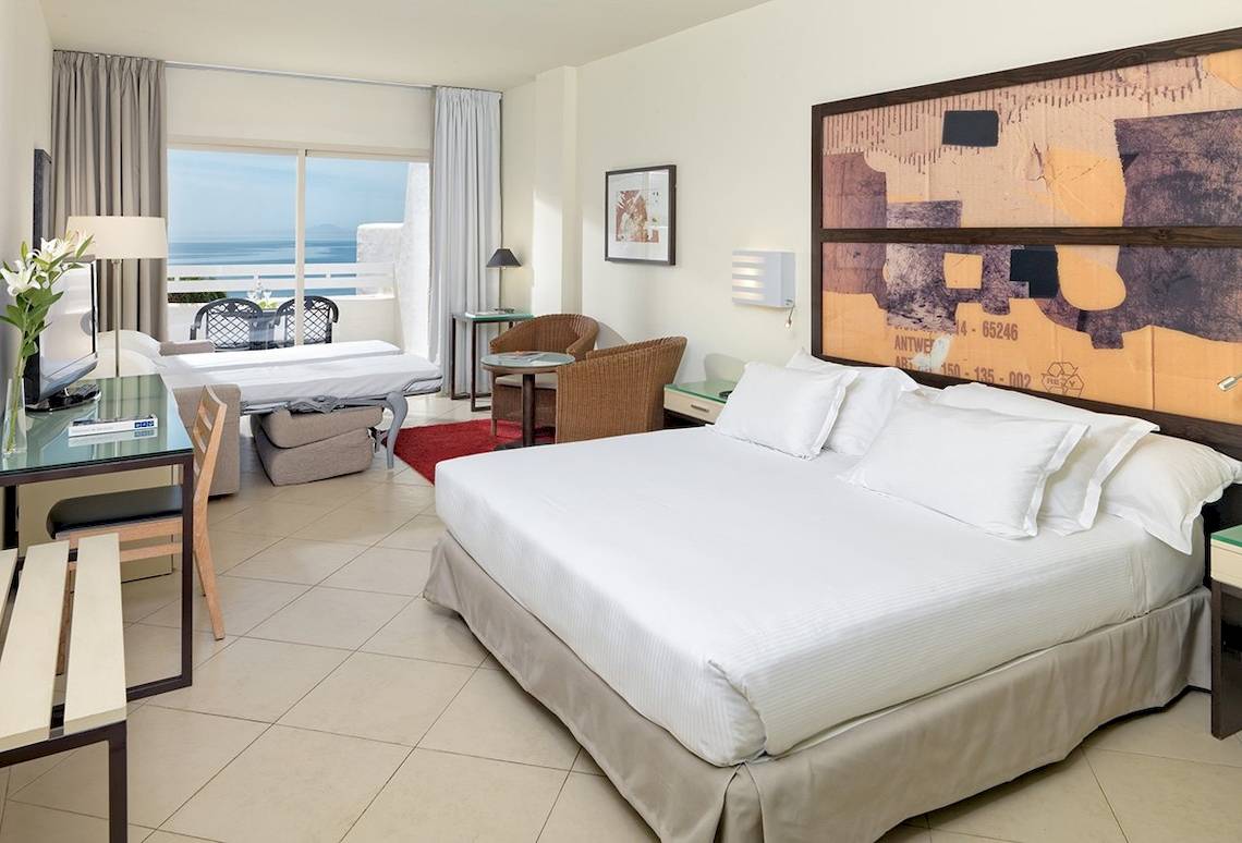 Innenansicht eines Zimmers im H10 Estepona Palace mit Blick auf das Meer.