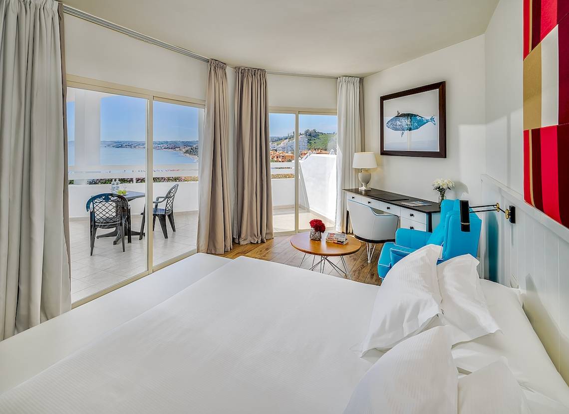 Zimmer im H10 Estepona Palace mit Blick auf den Balkon und das Meer