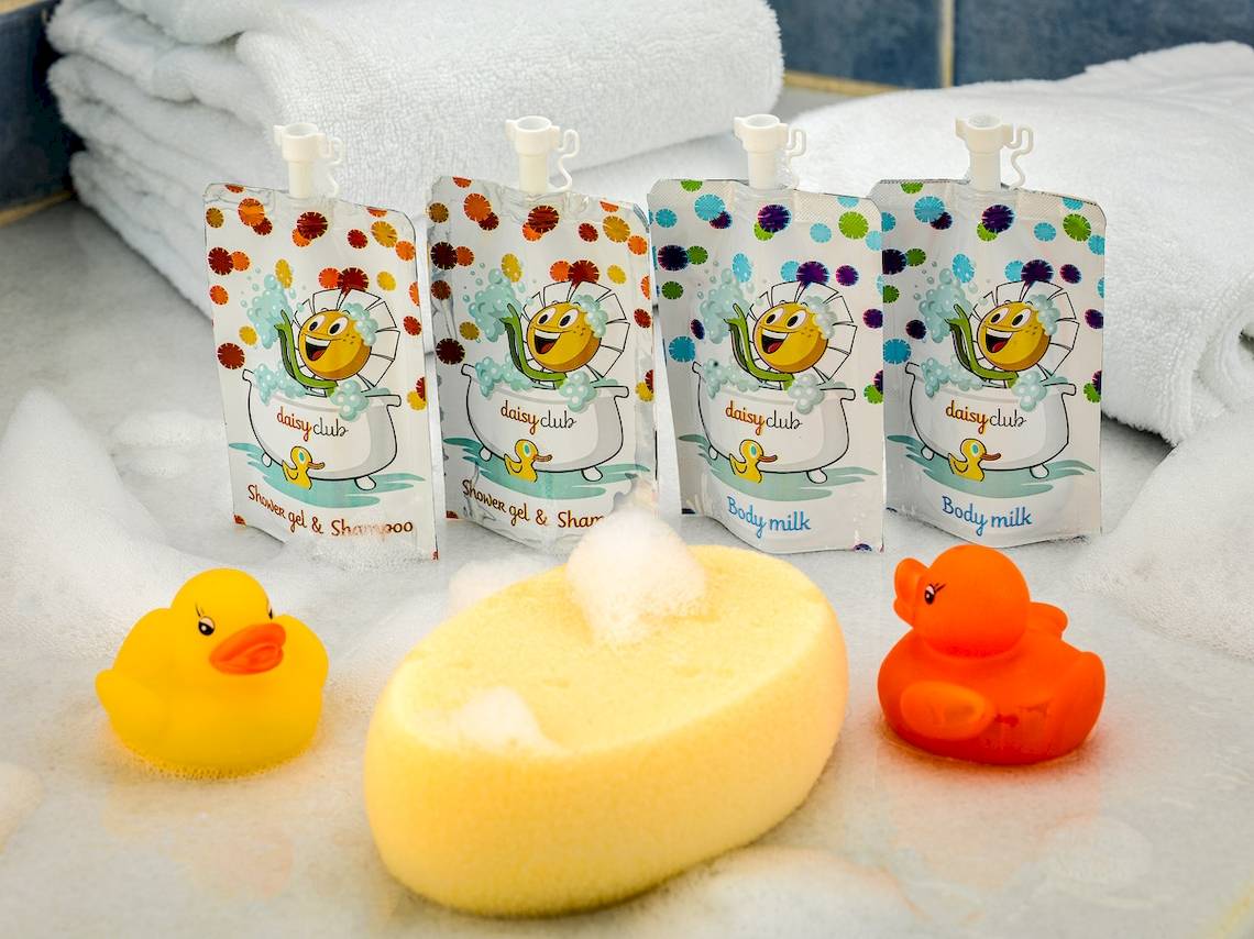 Badezimmerzubehör und Seife mit drei gelben und orangefarbenen Enten