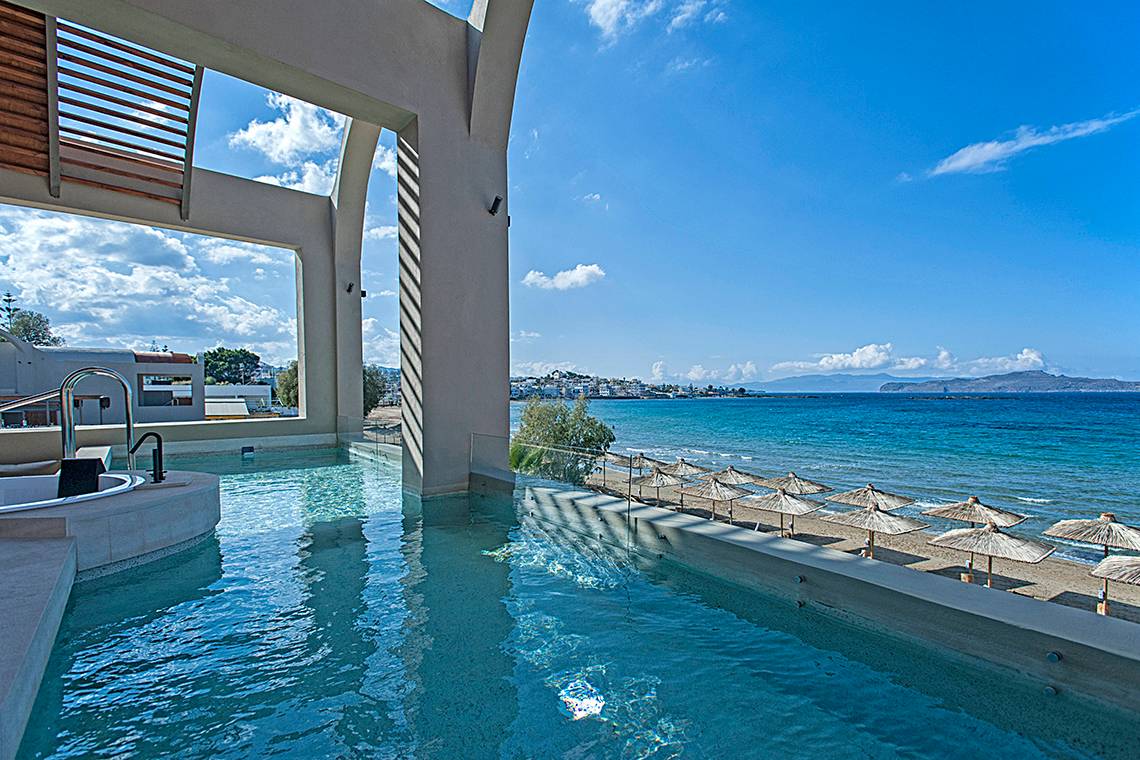 Poolaussicht vom Domes Noruz Chania, Autograph Collection mit Meer und Strand