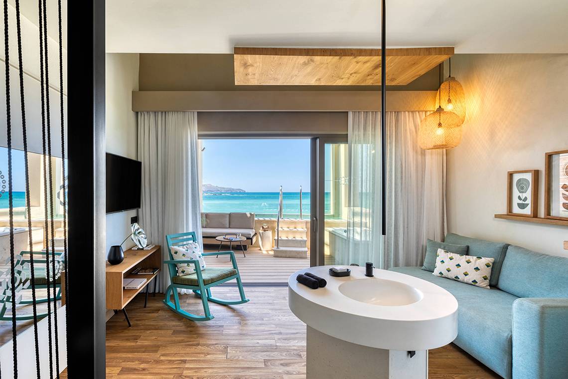 Innenansicht einer Suite im Domes Noruz Chania mit Blick auf das Meer.