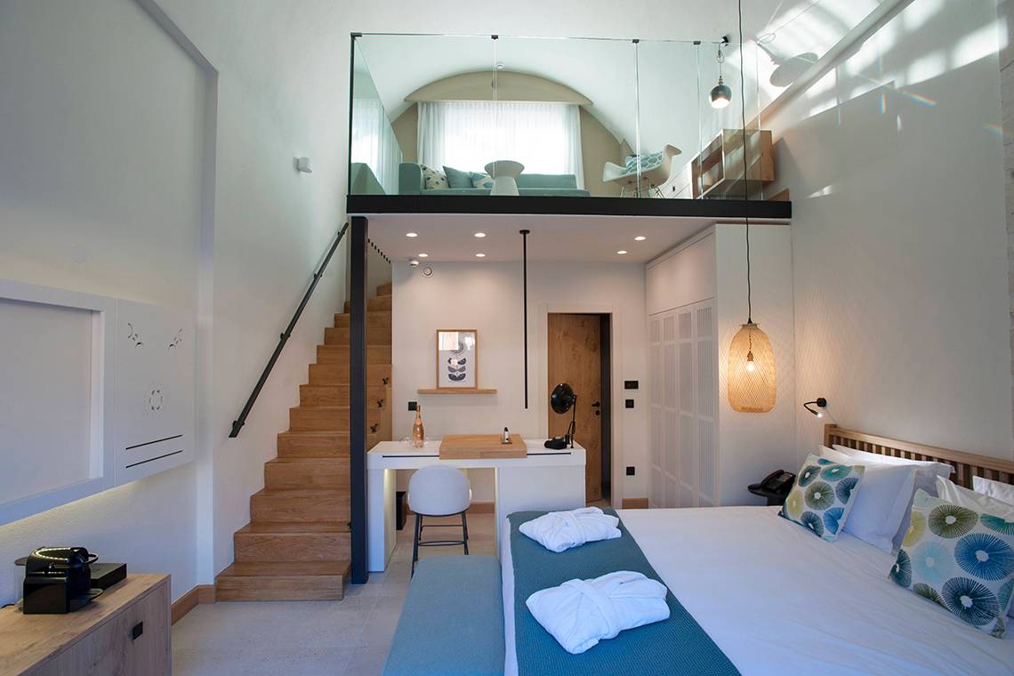 Suite mit Doppelbett und Balkon im Domes Noruz Chania.