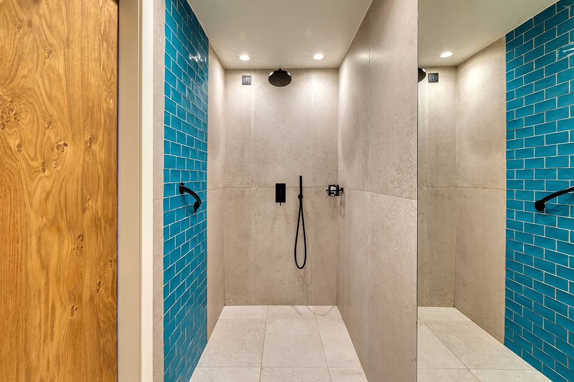 Dusche im Domes Noruz Chania, Autograph Collection mit blauen Fliesen und Regendusche.