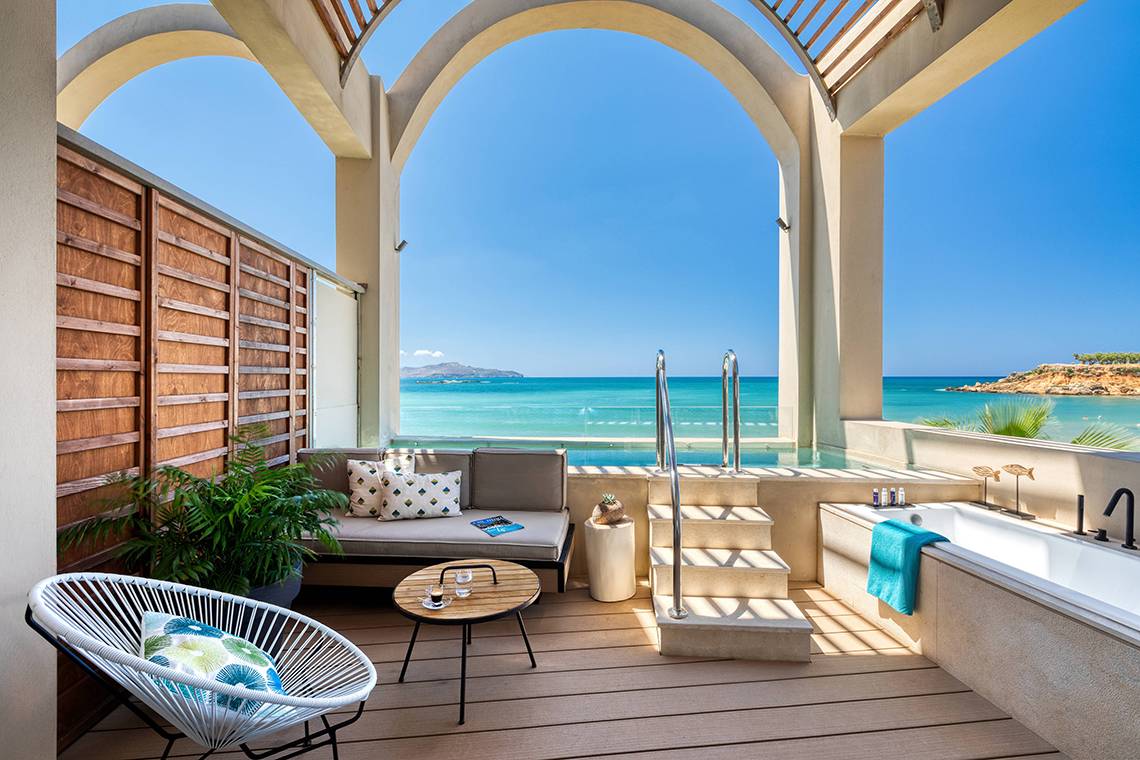 Terrasse im Domes Noruz Chania, Autograph Collection mit Blick auf das Meer.