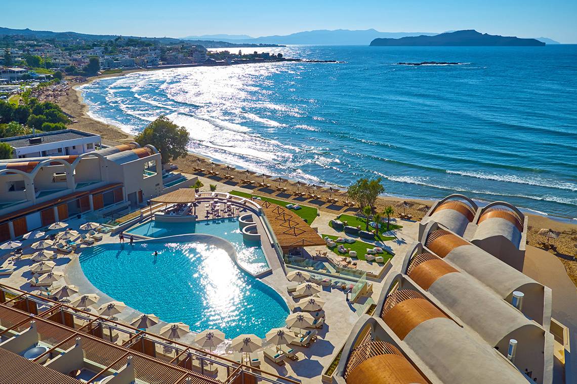 Luftaufnahme des Domes Noruz Chania, Autograph Collection mit Pool, Strand und Meer.