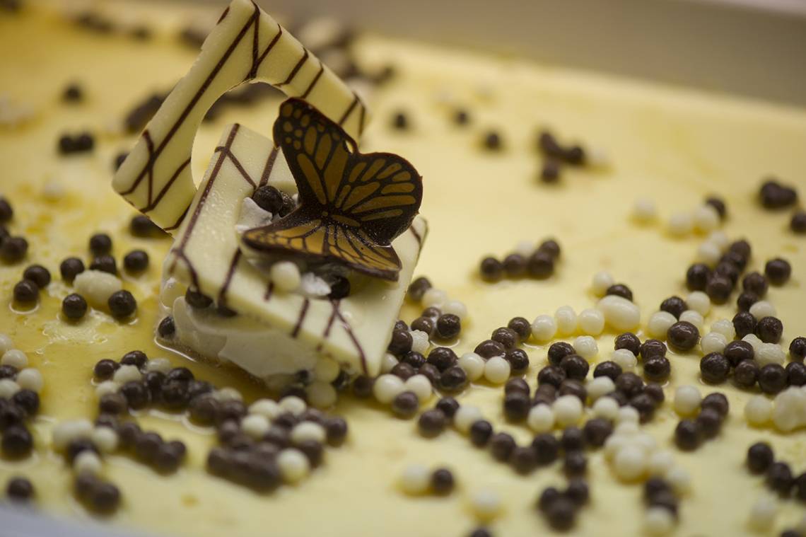 Schokoladendessert im griechischen Sands Stil mit einer Schmetterlingsdekoration.