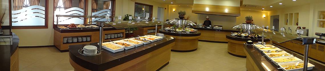 Buffetbereich im Europa Beach Hotel mit verschiedenen Speisen und Gerichten.