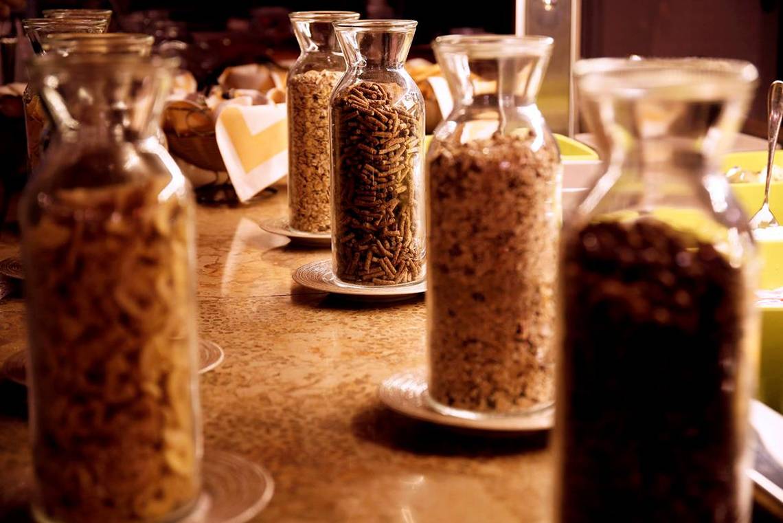 Frühstücksbuffet im Orpheas Resort mit verschiedenen Getreideprodukten in Gläsern