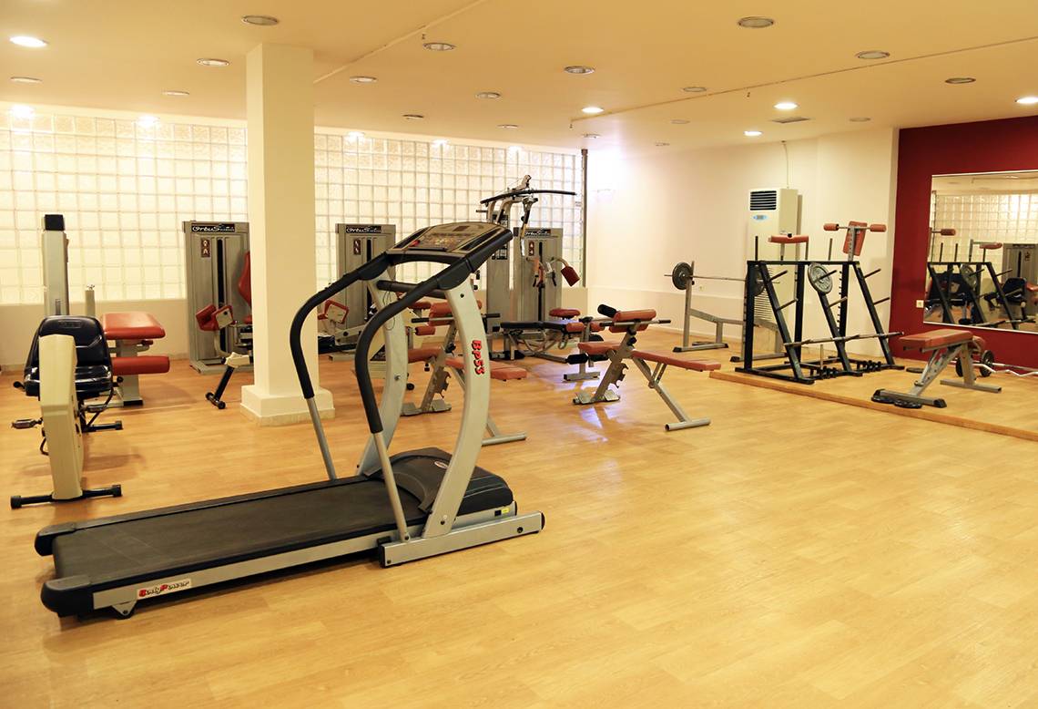 Fitnessstudio im LABRANDA Marine Aquapark mit Laufband und verschiedenen Trainingsgeräten.