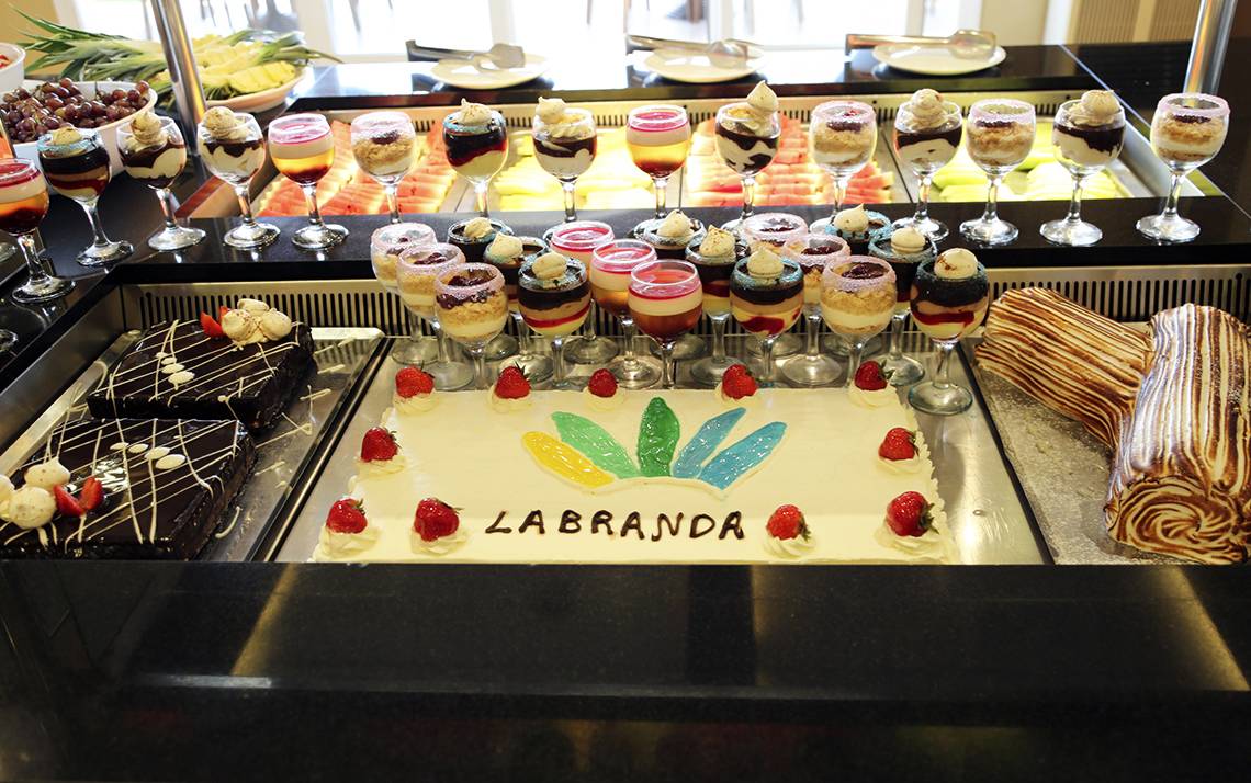 LABRANDA Marine Aquapark Buffet mit verschiedenen Desserts, darunter eine große Torte mit dem Hotelnamen.