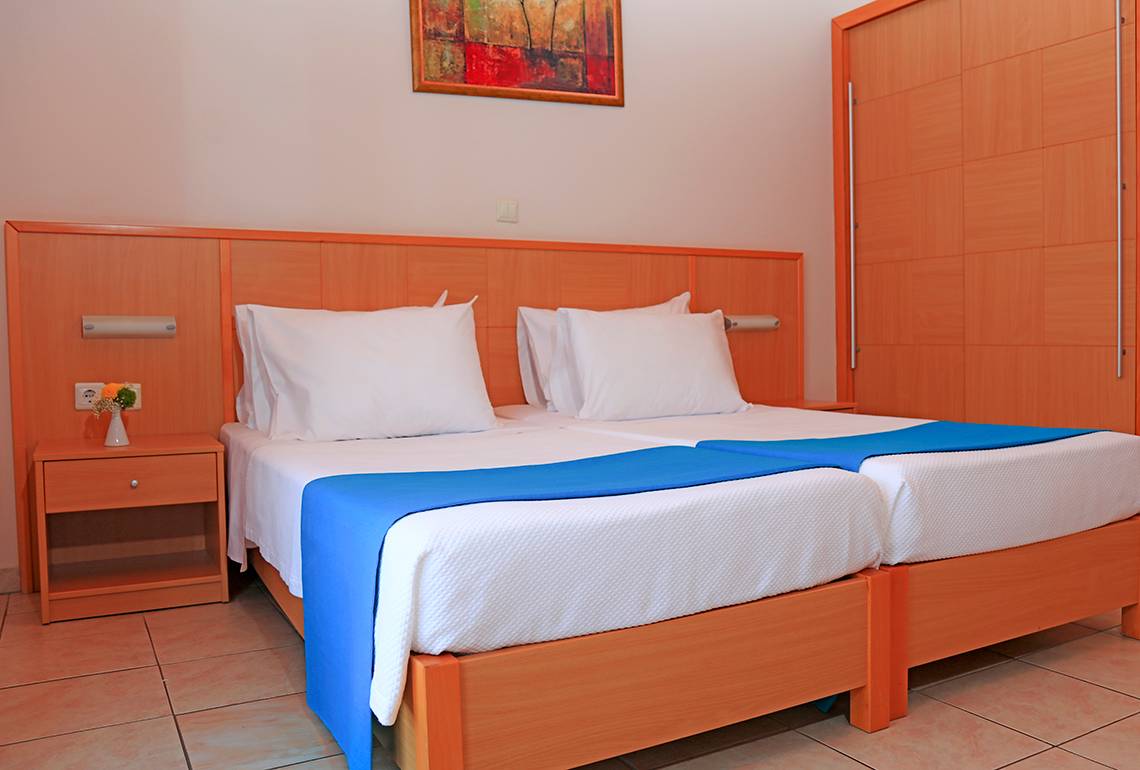 Doppelbett-Zimmer im LABRANDA Marine Aquapark Hotel mit zwei Betten, weißen Kissen und blauen Decken.