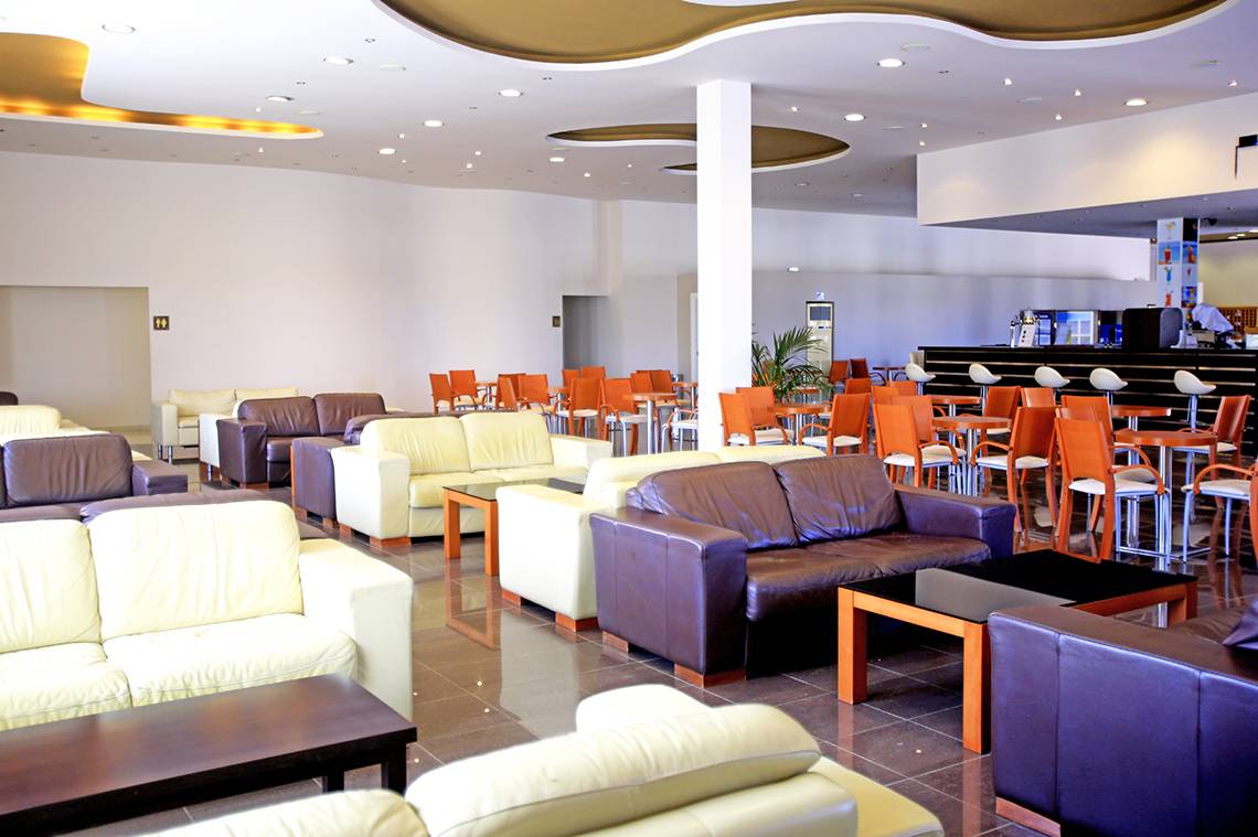 Lobby des LABRANDA Marine Aquapark Hotels mit Sofas und Tischen.
