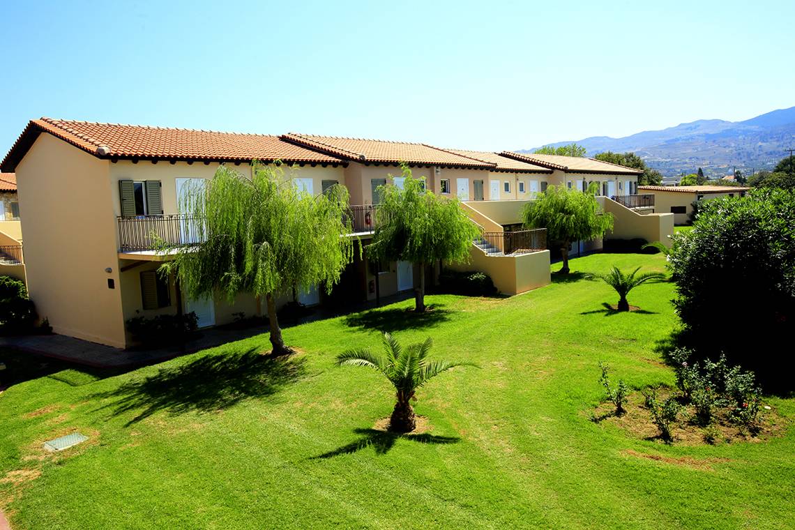 Außenbereich des LABRANDA Marine Aquapark Hotels mit Reihenhäusern und Gärten.