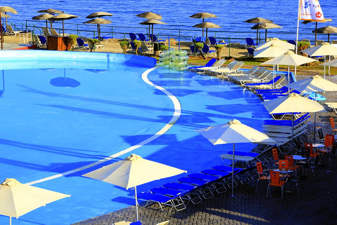 Außenpoolbereich des Labranda Marine Aquapark Hotels mit Sonnenliegen und Schirmen.