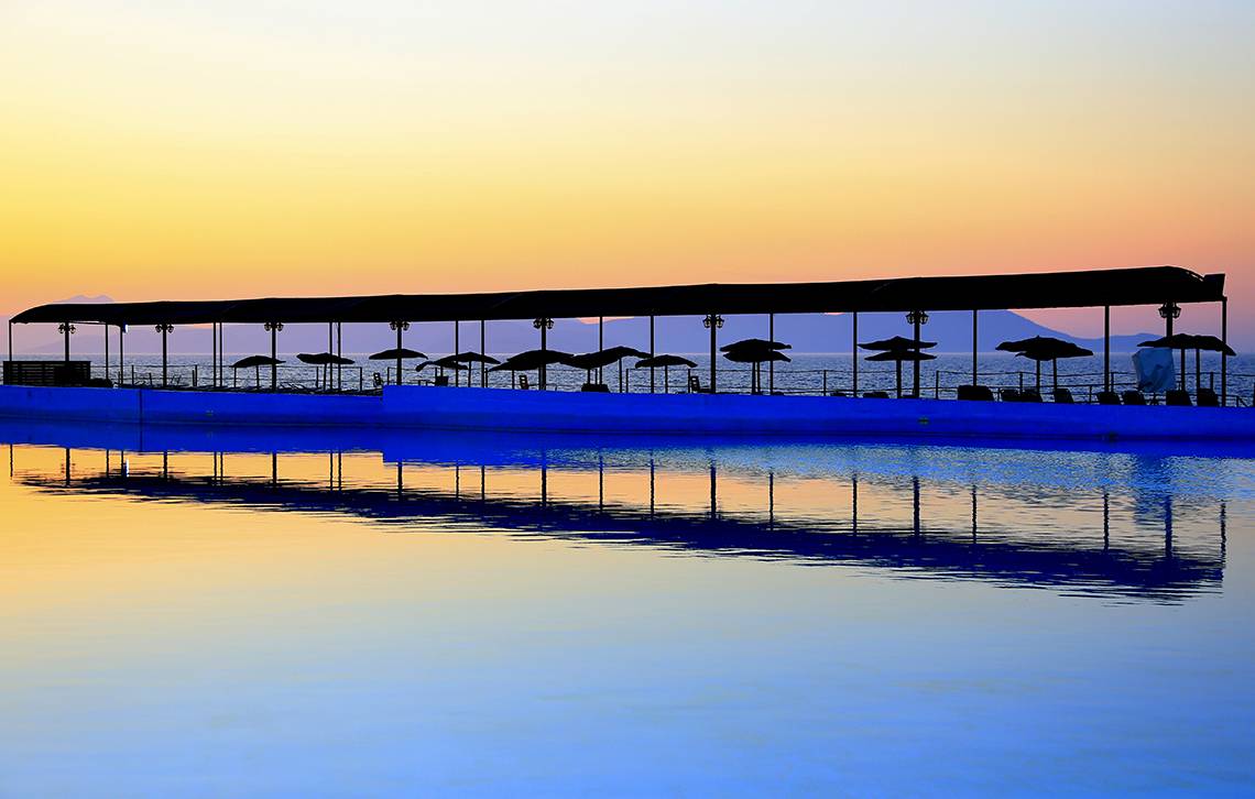 LABRANDA Marine Aquapark am Meer bei Sonnenuntergang
