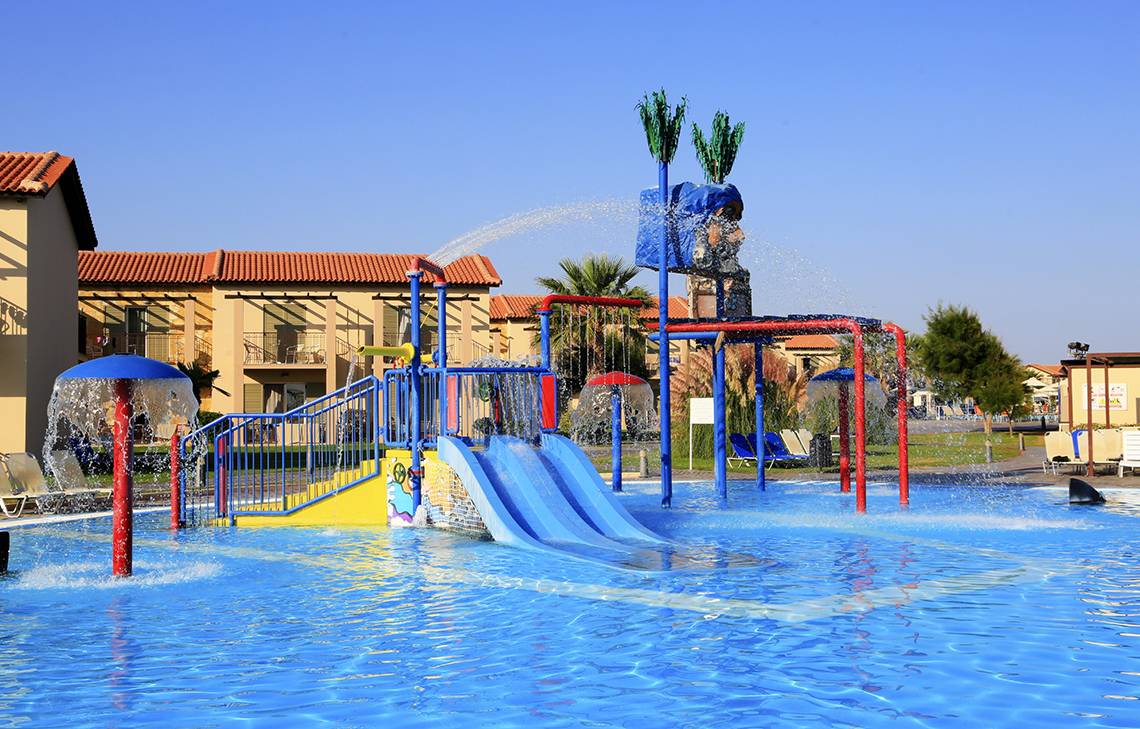 Wasserspielplatz des LABRANDA Marine Aquapark Hotels mit blauen und gelben Rutschen.