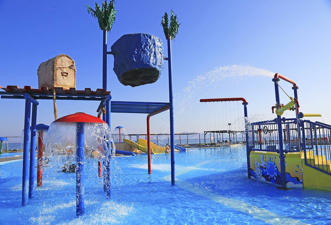 Wasserspielplatz im LABRANDA Marine Aquapark Hotel mit Wasserfontaene und Rutschen.