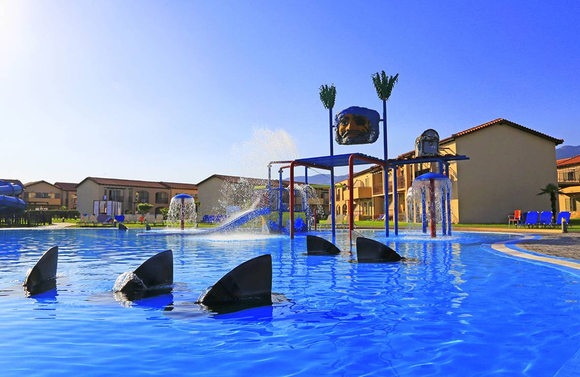 Außenpool mit Wasserrutsche und Haifischzaehnen im LABRANDA Marine Aquapark