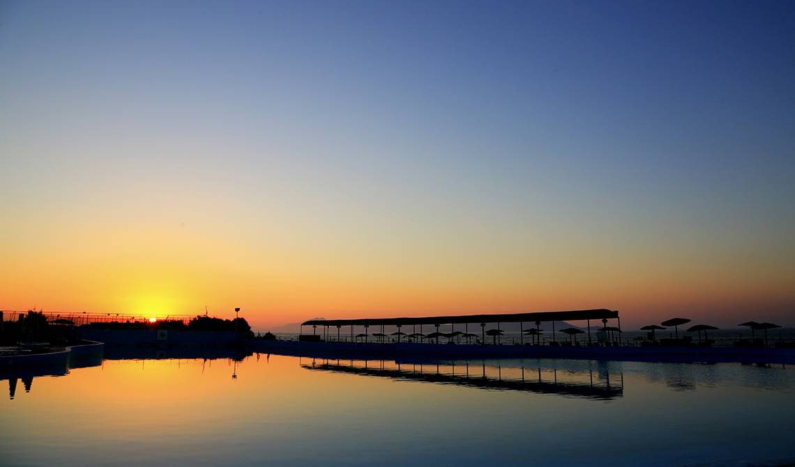 Abendliche Sonne über einem Pool im LABRANDA Marine Aquapark Hotel