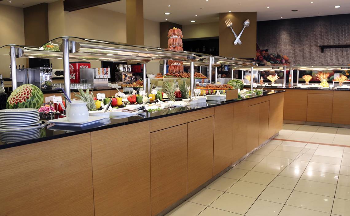Buffet im LABRANDA Marine Aquapark Hotel mit verschiedenen Speisen und Getränken.