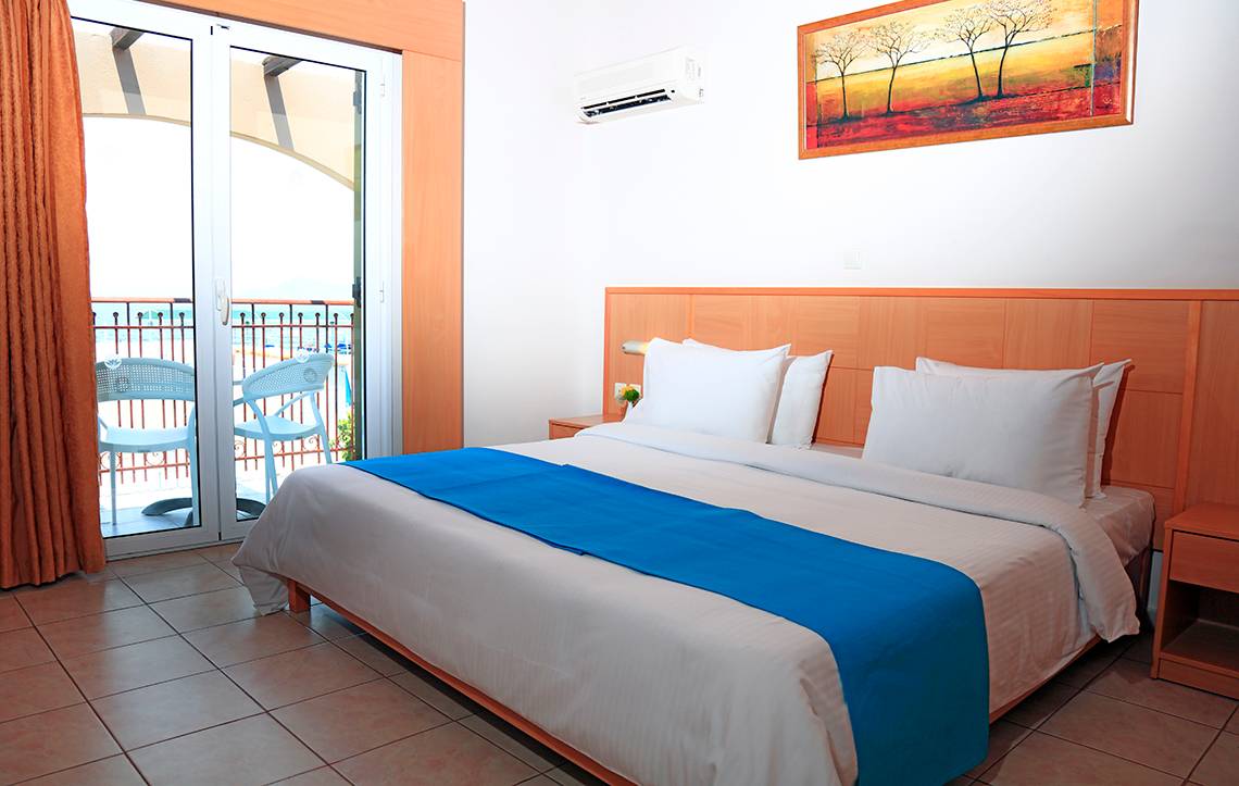 Hotelzimmer mit Balkon im LABRANDA Marine Aquapark mit Blick auf das Meer.