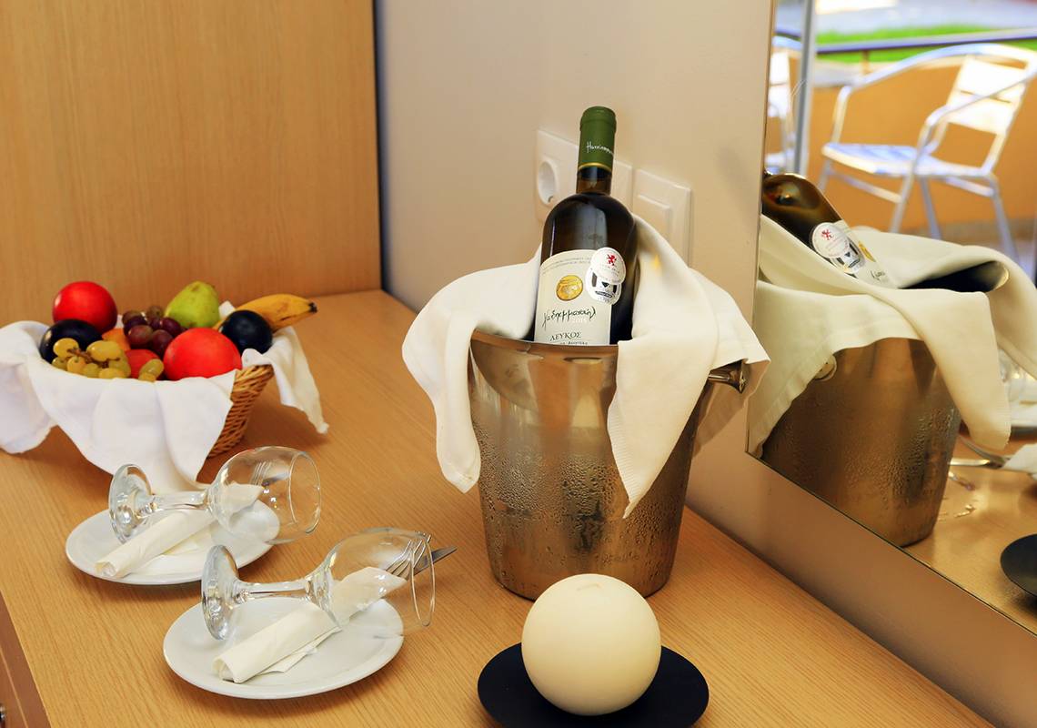 Flasche im Eisbad mit Obst im LABRANDA Marine Aquapark Zimmer