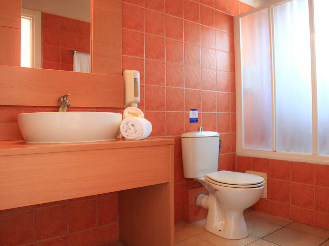 Badezimmer im LABRANDA Marine Aquapark Hotel mit Waschbecken, Toilette und Handtüchern.