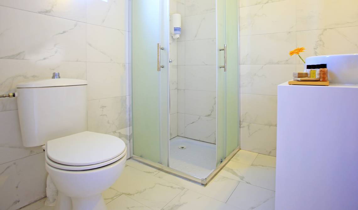 Badezimmer im LABRANDA Marine Aquapark mit Toilette, Dusche und Waschbecken.