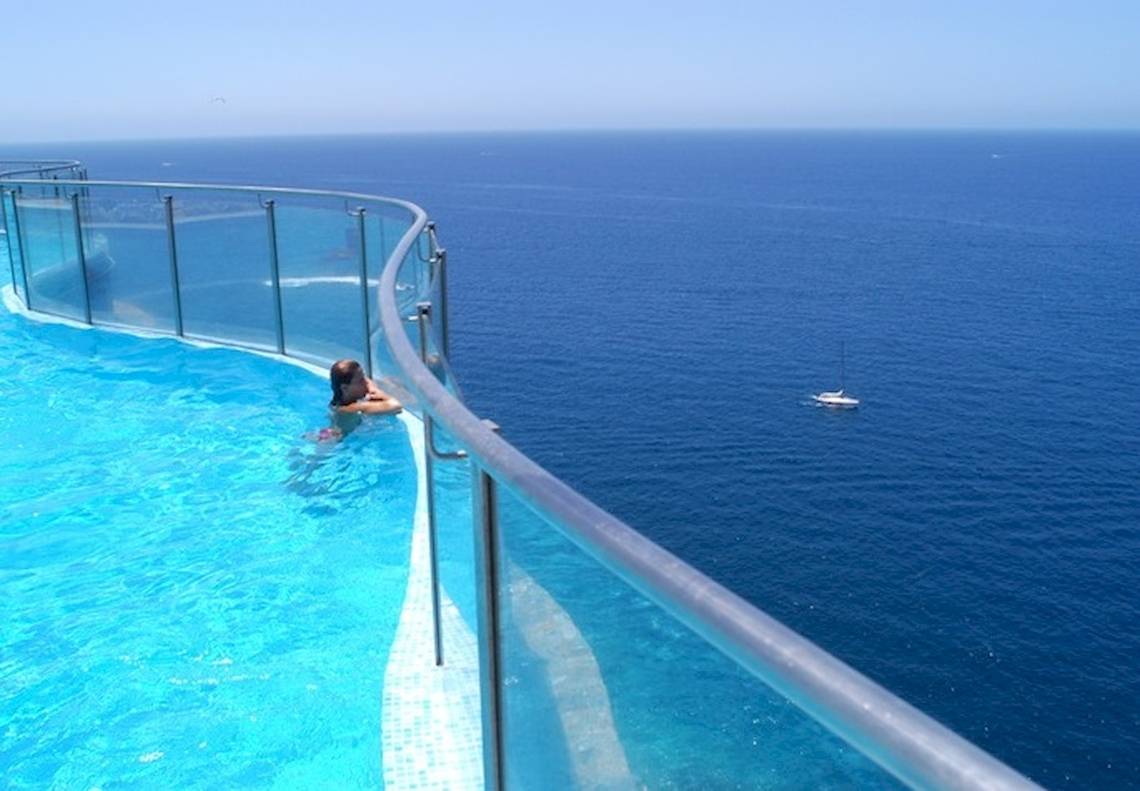Person in einer Infinity-Pool mit Blick auf den Ozean, im Gloria Palace Amadores Thalasso & Hotel