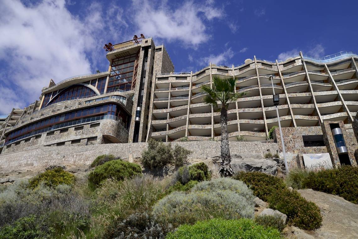 Gloria Palace Amadores Thalasso & Hotel im Freien, große Steinfassade, Palme und blauer Himmel