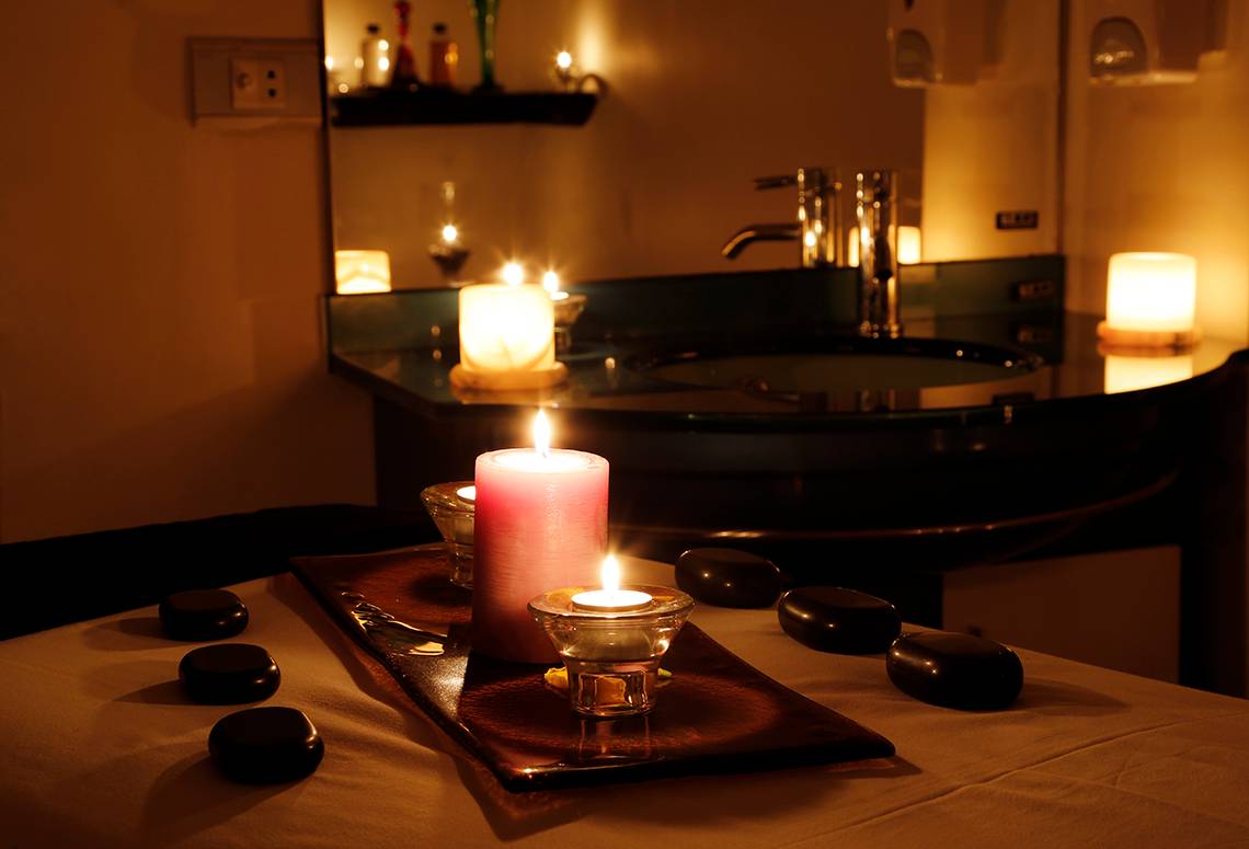 Spa-Bereich im Sharm Club Beach Resort mit Kerzen und Massagesteinen.