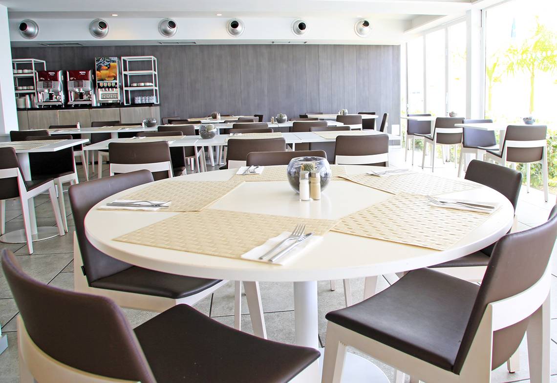 Innenansicht des LABRANDA Playa Bonita Hotel-Restaurants mit runden Tischen und Stühlen.