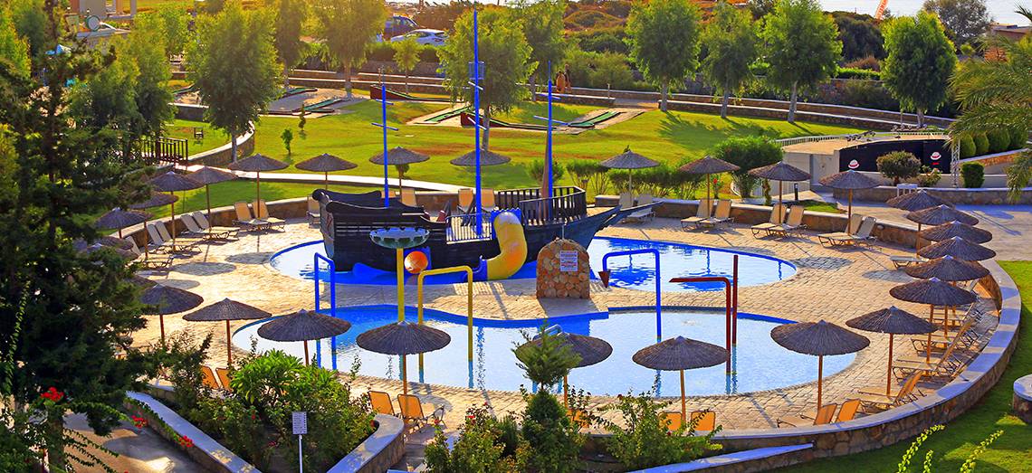 Luftaufnahme des Wasserparks im LABRANDA Kiotari Miraluna Resort mit einem Piratenschiff-Wasserspiel.