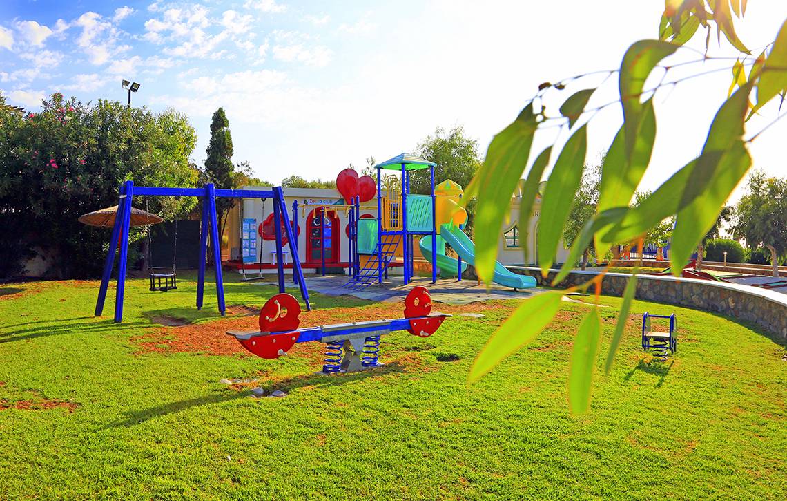 Kinderspielplatz im LABRANDA Kiotari Miraluna Resort mit Schaukeln und Rutsche