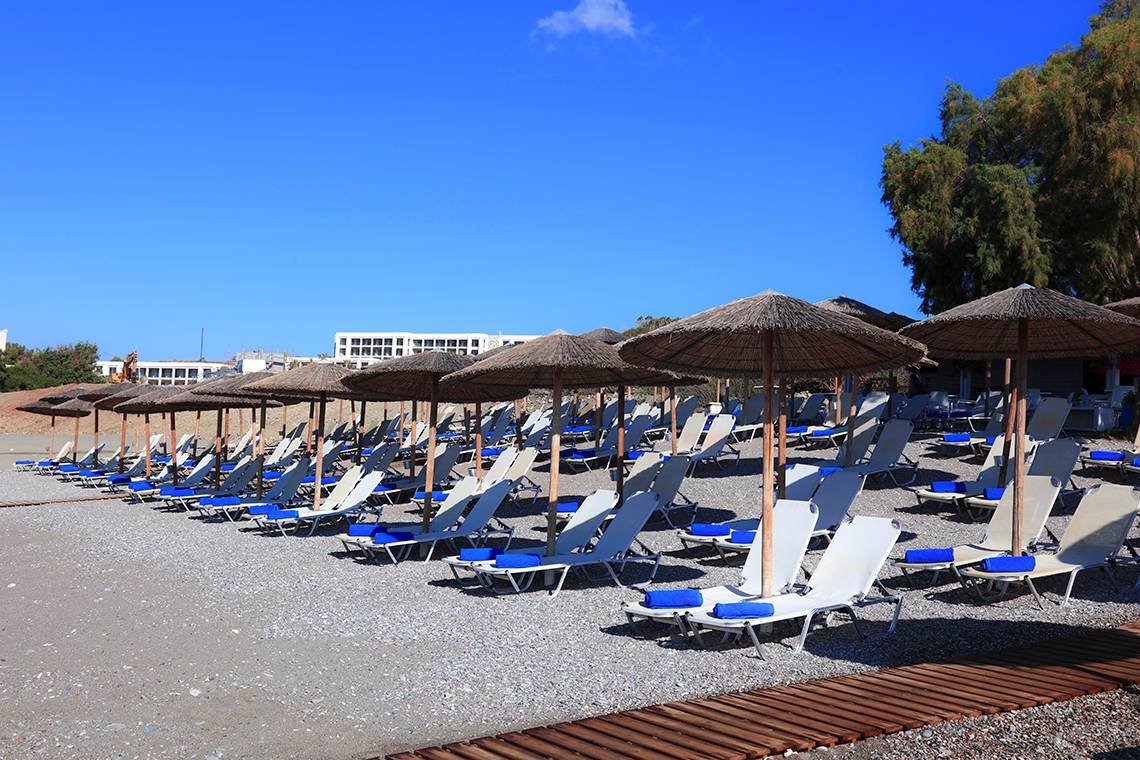 Strand mit Sonnenliegen und Sonnenschirmen im LABRANDA Kiotari Miraluna Resort