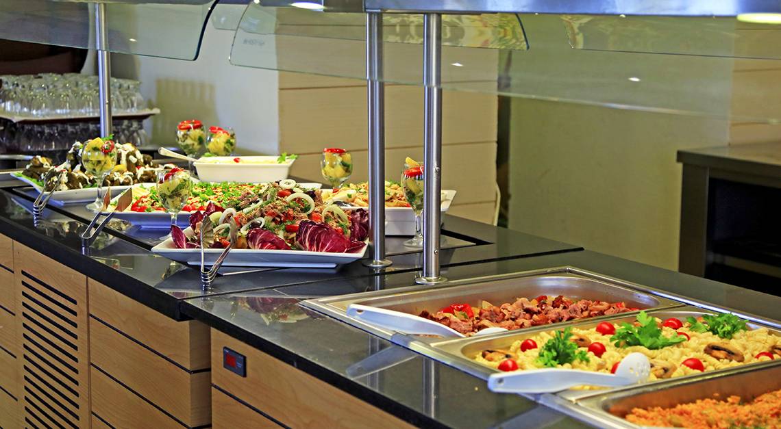 Buffet-Tisch im LABRANDA Kiotari Miraluna Resort mit verschiedenen Gerichten und Salaten.