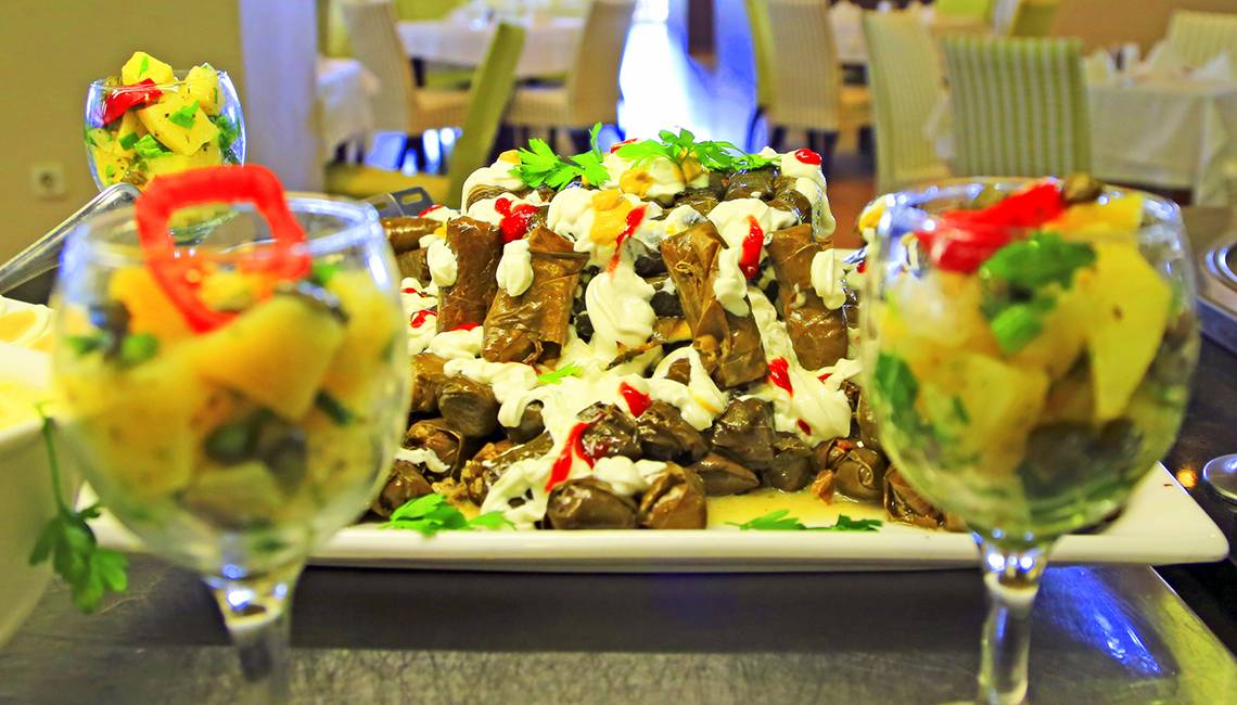 LABRANDA Kiotari Miraluna Resort serviert ein Buffet mit verschiedenen Gerichten.