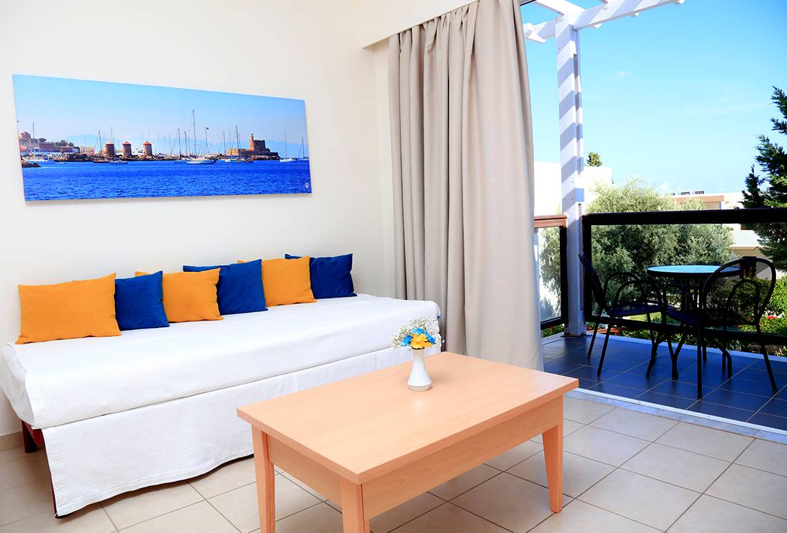 Balkon des LABRANDA Kiotari Miraluna Resorts mit Sitzecke und Blick aufs Meer