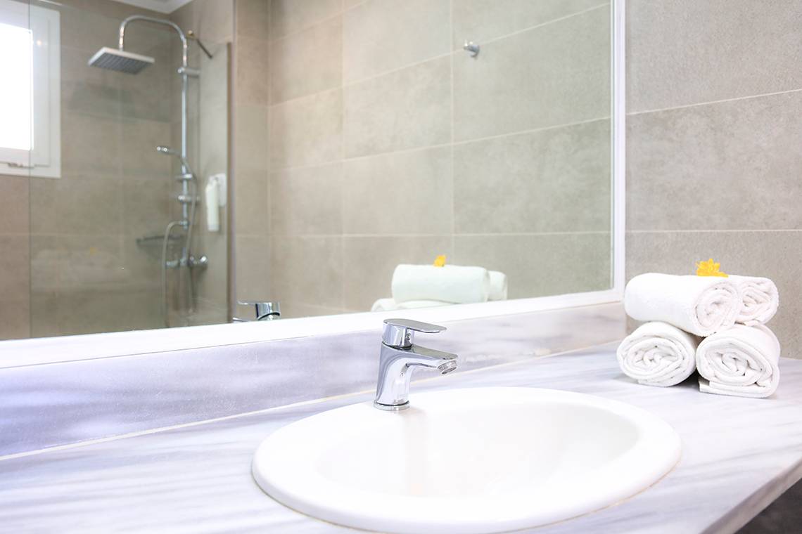 Badezimmer im LABRANDA Kiotari Miraluna Resort mit Waschbecken und Spiegel.