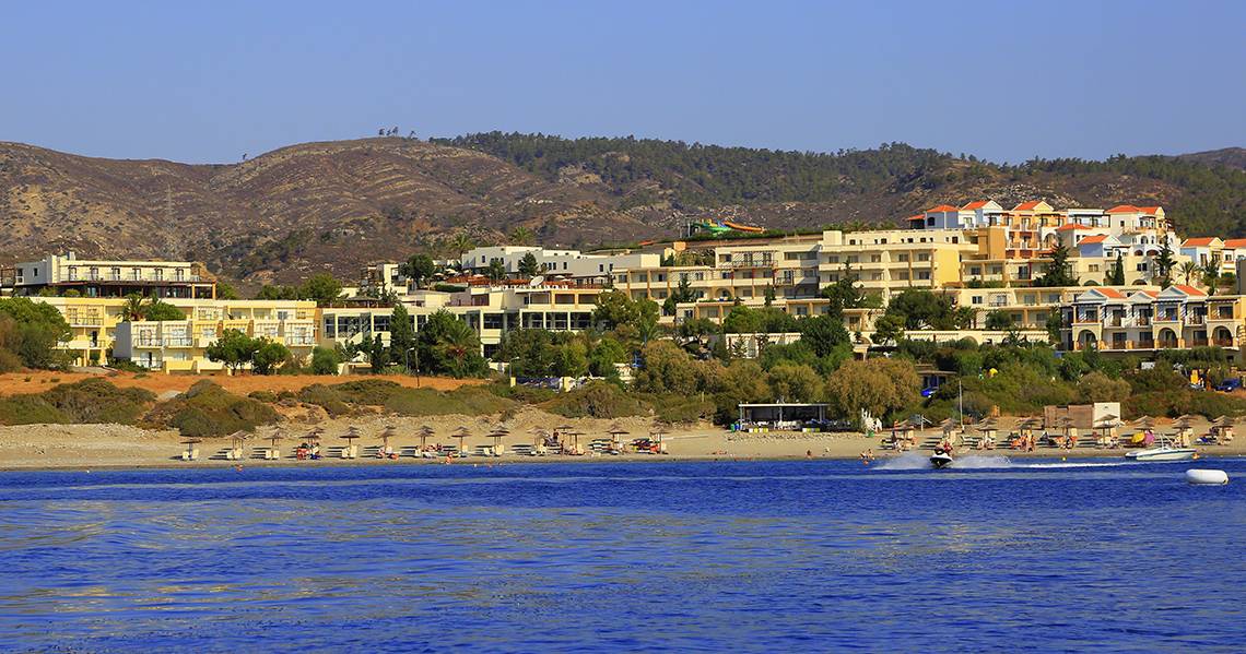 Außenansicht des LABRANDA Kiotari Miraluna Resorts mit Gebäuden und Hügeln im Hintergrund.
