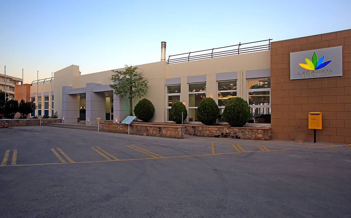 Hauptgebaude des Labranda Kiotari Miraluna Resorts mit Logo und Parkplatz davor.