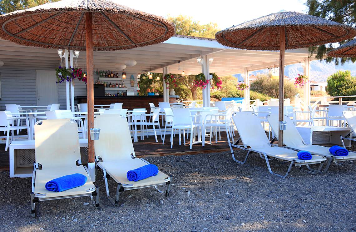 Terrasse des Labranda Kiotari Miraluna Resorts mit Sonnenliegen und Sonnenschirmen.