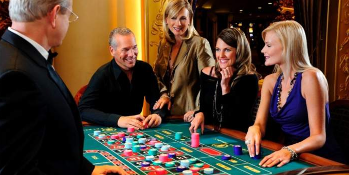 Gruppe von Menschen spielt Roulette im Caesars Palace Hotel