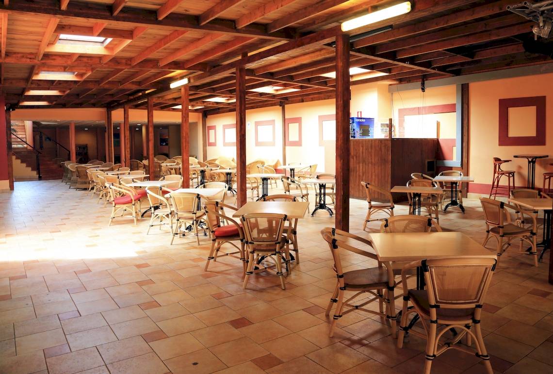 Foto des Innenbereichs des Bluesea Aloe Corralejo Hotels mit vielen Tischen und Stühlen.