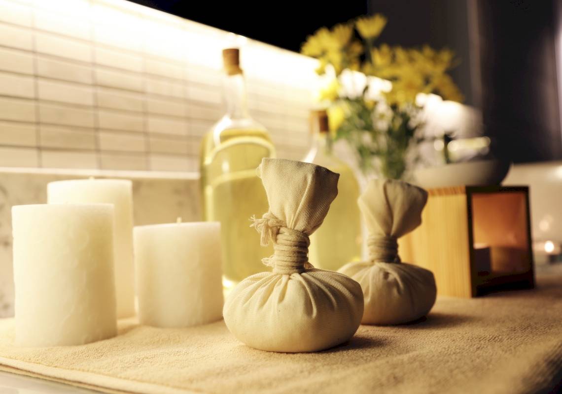 Spa-Behandlung mit Kerzen und Packungen auf einem Tisch