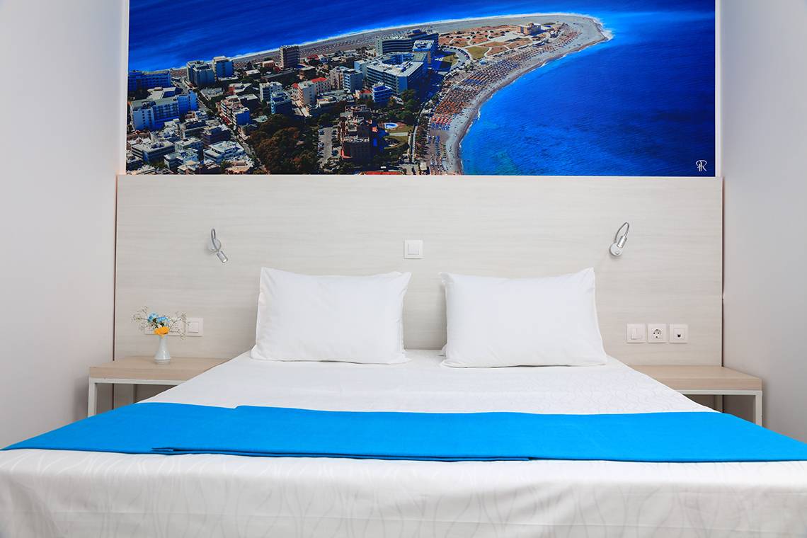 Hotelzimmer im Blue Bay Beach Resort mit Blick auf das Meer und eine Stadt.
