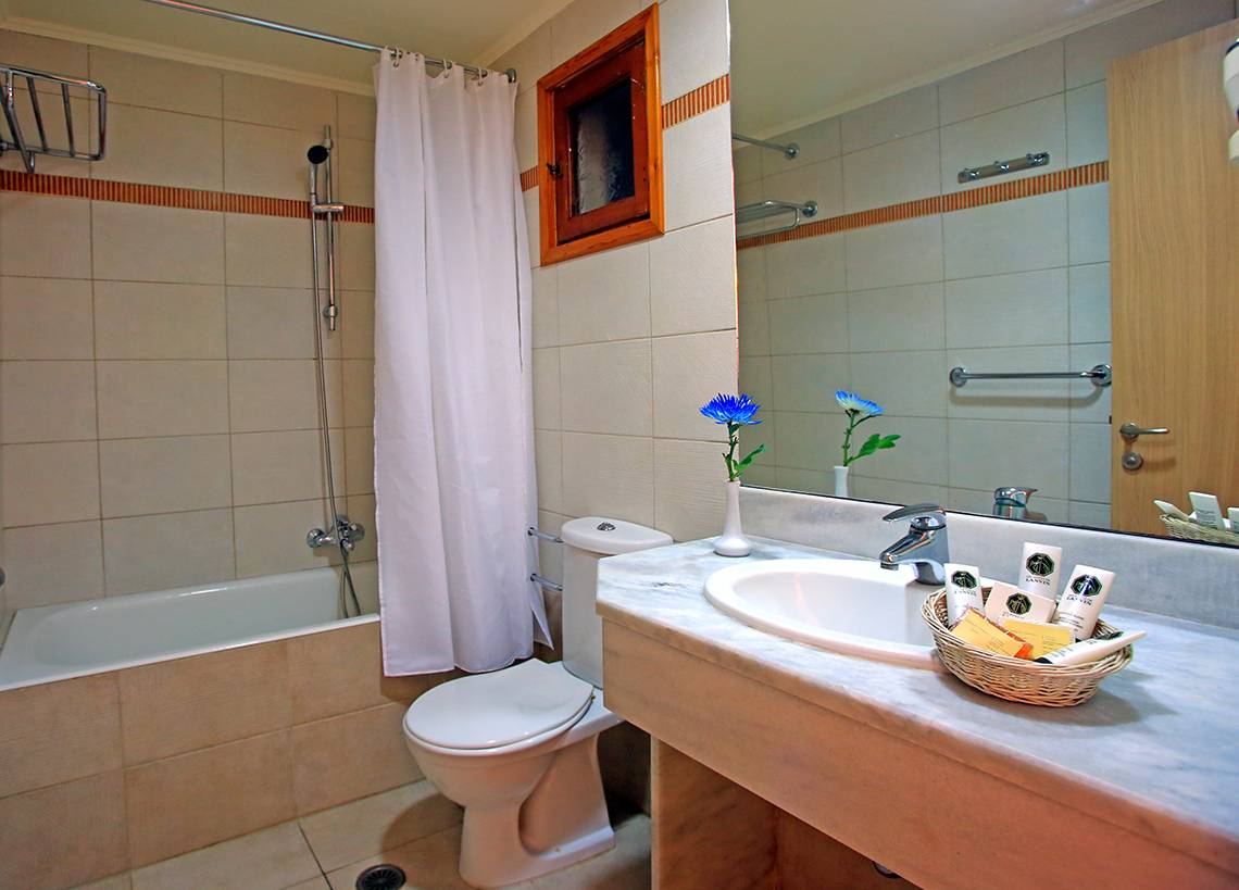 Badezimmer des Blue Bay Beach Resort mit Badewanne, Toilette und Waschbecken.
