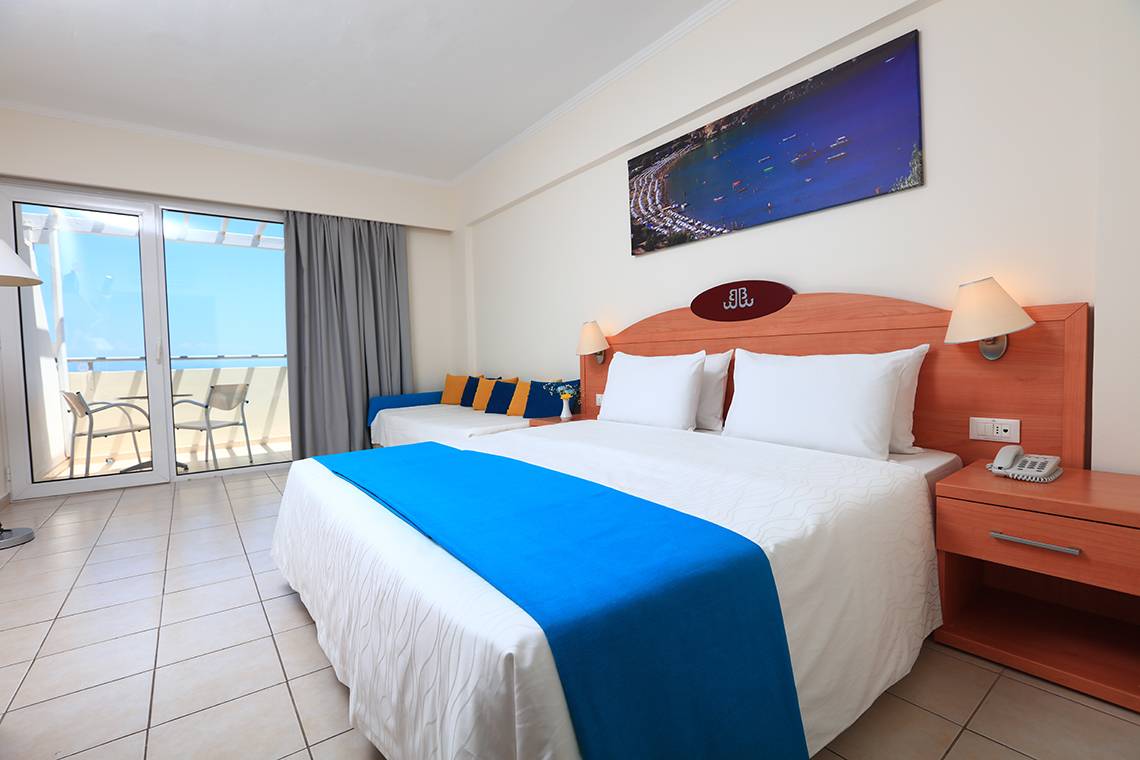 Zimmer im Blue Bay Beach Resort mit Aussicht auf eine Strandlandschaft.