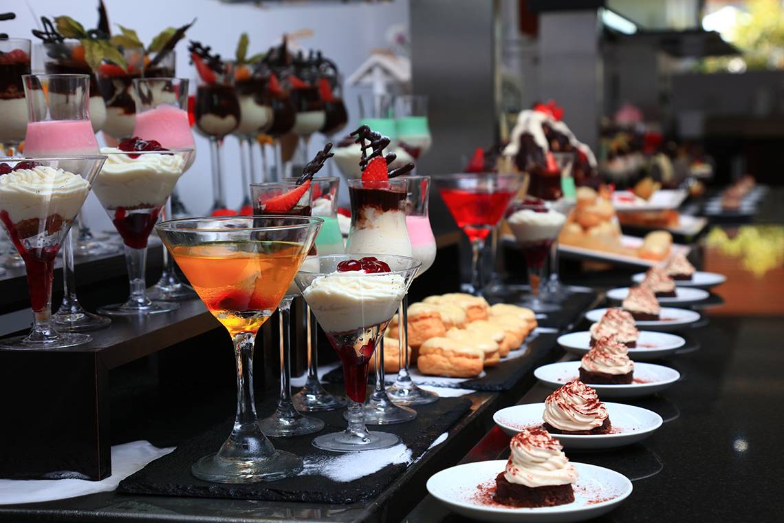 Blue Bay Beach Resort Buffettisch mit Cocktails und Desserts.