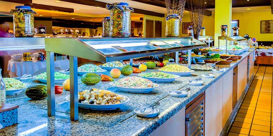 Ein Buffet im SBH Club Paraiso Playa mit verschiedenen Salaten und Früchten.